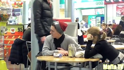 Нюхает КОКС ПРАНК / Sniffing Cocaine In Public PRANK