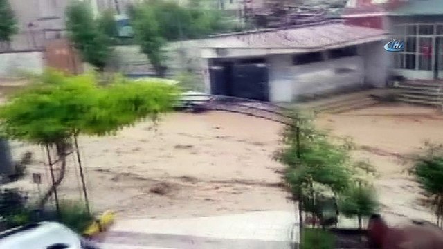 Yağmur suları çatılardan şelale gibi aktı