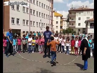 Engelli Öğrencisine İp Atlatarak Onları Mutlu Eden Öğretmenler