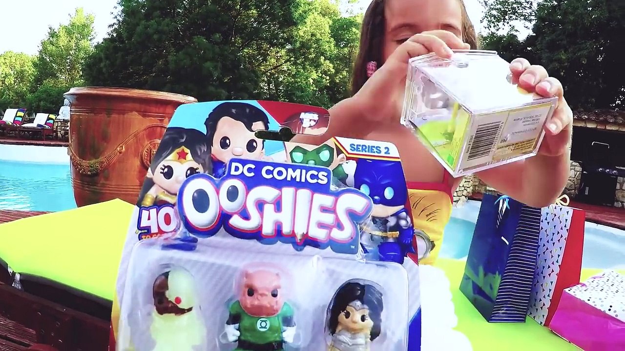 OUVERTURE de SURPRISES au bord de LA PISCINE - JOUETS CARS, TROLLS, SYLVANIAN FAMILIES pour Amantine