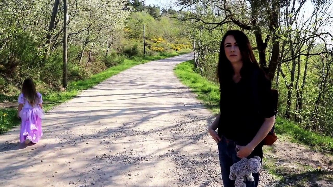 VLOG - Ellie se déguise en princesse Raiponce pour visiter un VRAI chateau fort ! Outdoor