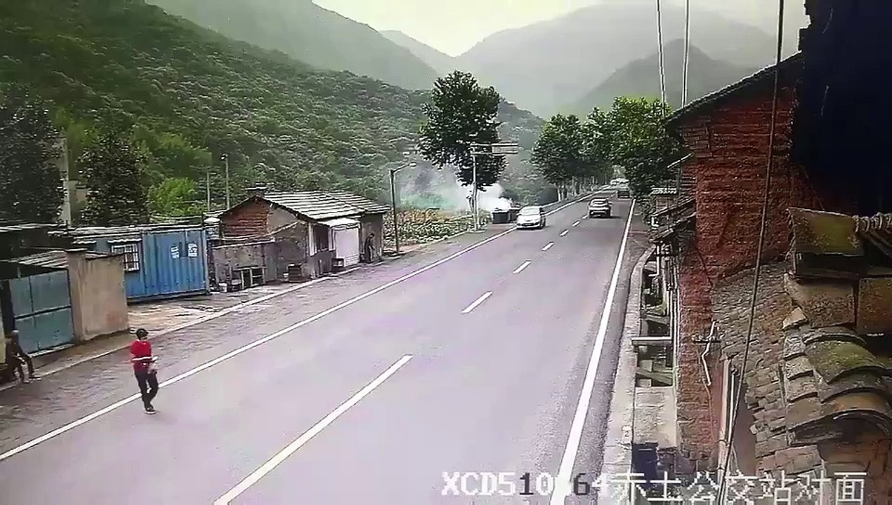 Un homme est frôlé par une voiture qui lui arrache sa chaussure