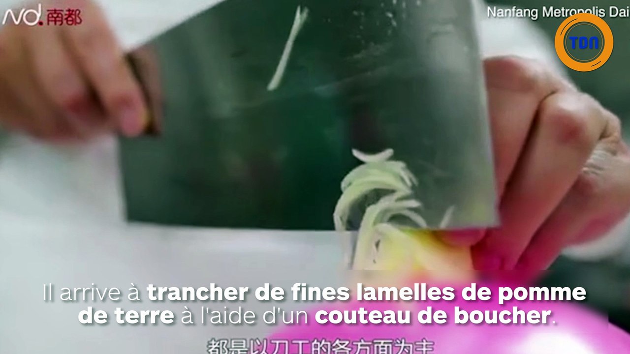 Ce chef tranche une pomme de terre sur un ballon les yeux bandés