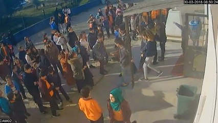 Hakkında soruşturma açılan öğretmenin, erkek öğrencisinin saçına toka taktığı anlar güvenlik kamerasında