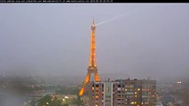 Les images impressionnantes de la Tour Eiffel foudroyée
