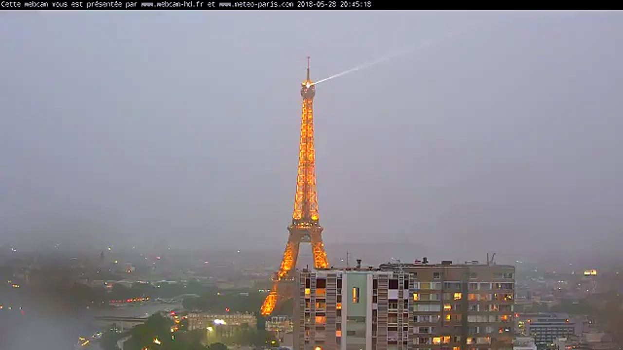 Les images impressionnantes de la Tour Eiffel foudroyée