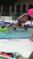 Elle profite dêtre au bord de la piscine pour se raser la jambe