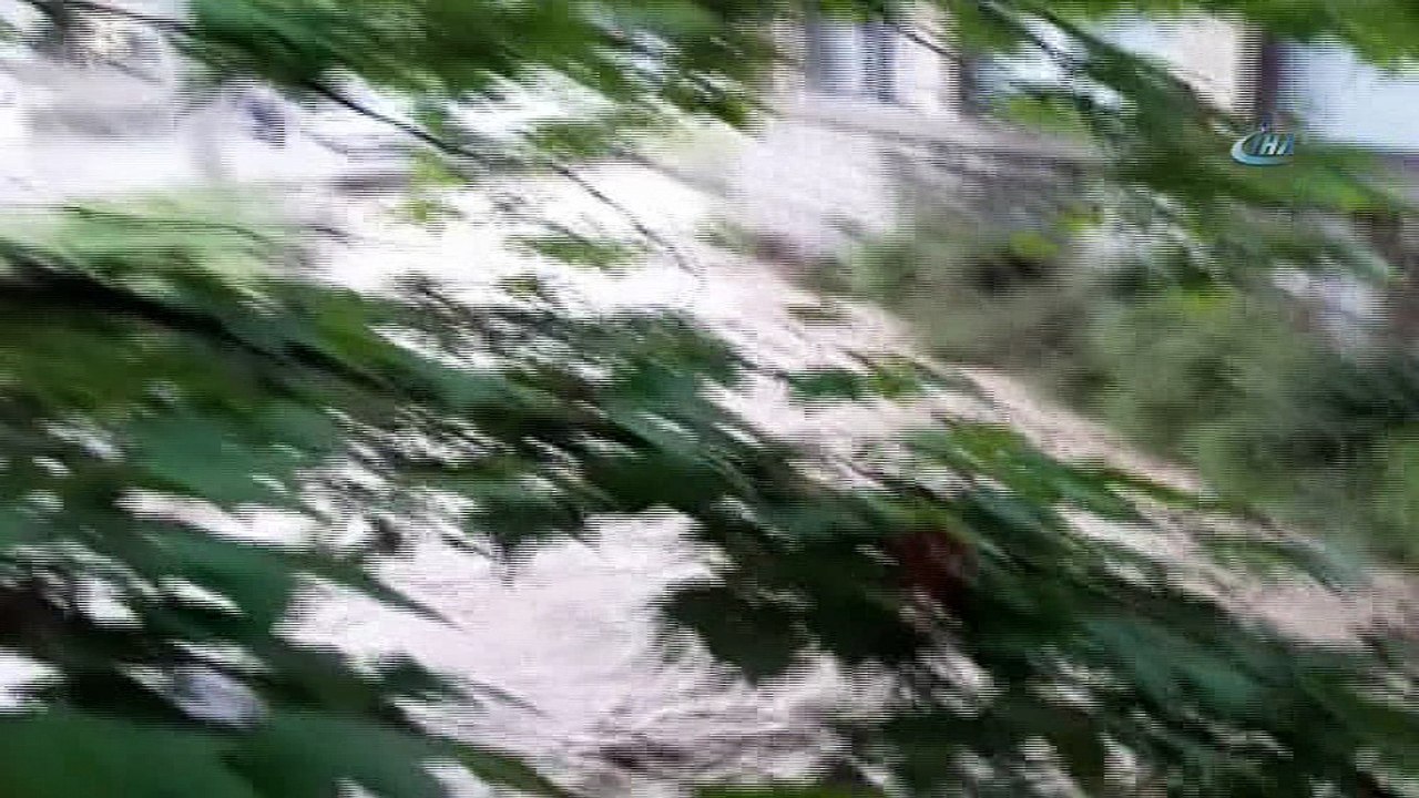 Sel felaketinde kaldırım taşları yerinden söküldü