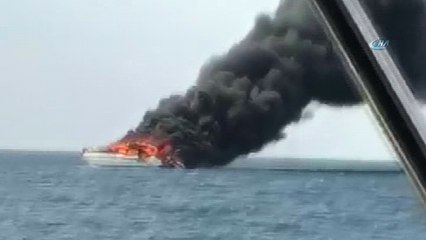 Kuşadası Körfezi’nde can pazarı... Yat alev aldı, baba-oğul şans eseri kurtarıldı