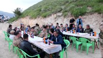 Vali Toprak üs bölgesinde askerlerle iftar yaptı - HAKKARİ
