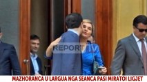 Report TV - Puthja, Lulzim Basha dhe Monika Kryemadhi dalin nga kuvendi duke u përqafuar