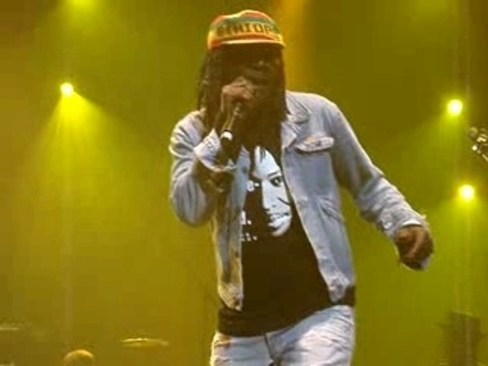 ALPHA BLONDY CONCERT ZENITH (16-11-07) FANTA DIALLO