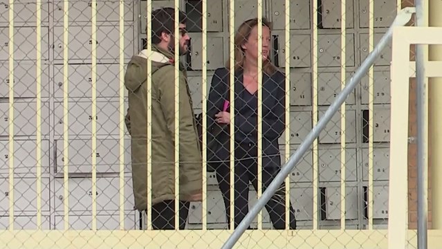 Willy Bárcenas y la abogada de Rosalía Iglesias esperan su salida de prisión