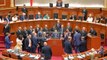 Tensione e bllokim të foltores, opozita 'mban peng' Kuvendin dhe transmeton fjalimet në Facebook