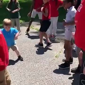 Un enfant met le feu dans une cour d'école en dansant