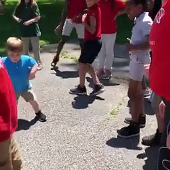Un enfant met le feu dans une cour d'école en dansant