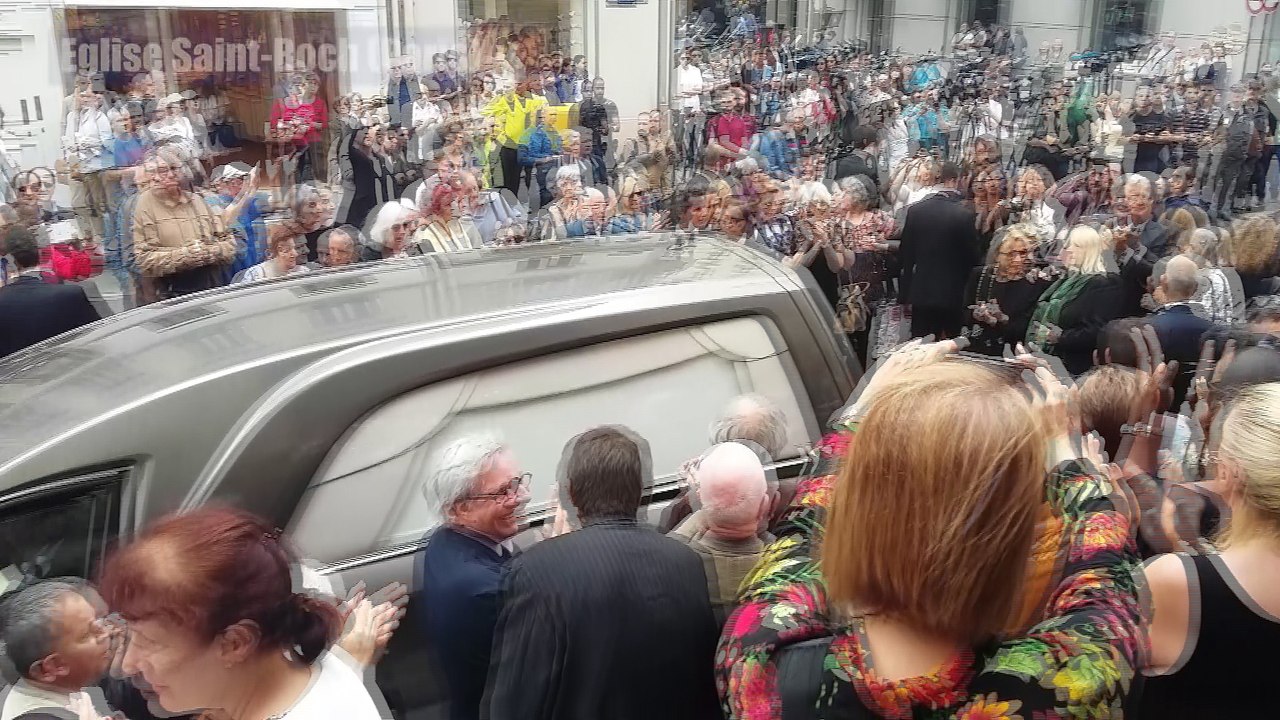 Le cercueil de Pierre Bellemare a quitté l’église sous les applaudissements