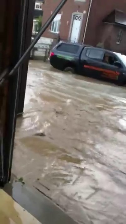 Jusque là elle avait réussi à maintenir l'eau hors de sa maison mais ce 4x4 va changer la donne....