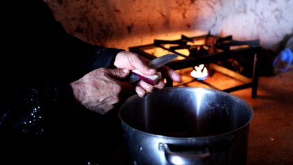 عائلات نازحة تهنأ برمضان في ادلب بعد طول انقطاع رغم الشعور المرير بالغربة