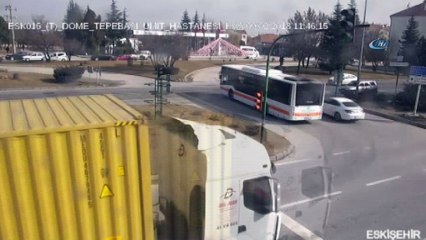 Önce otomobile sonra otobüse çarptı... O anlar kamerada