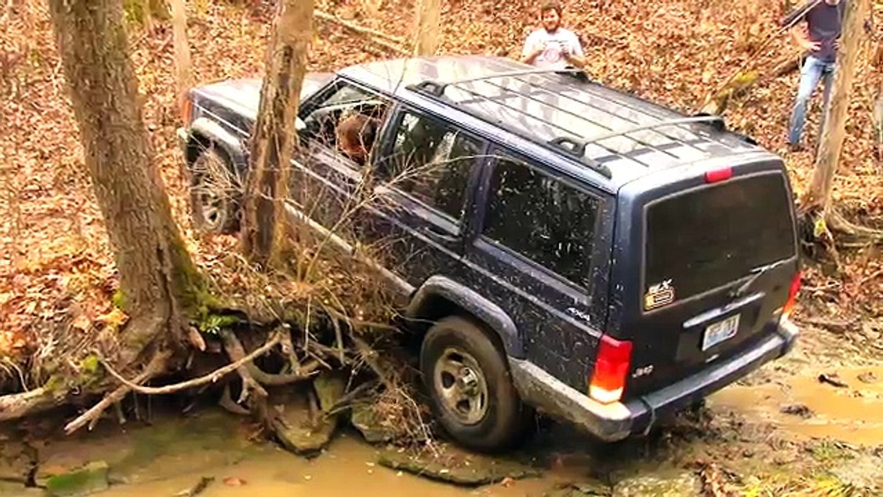 Idiot in Jeep Challenges Land Cruiser