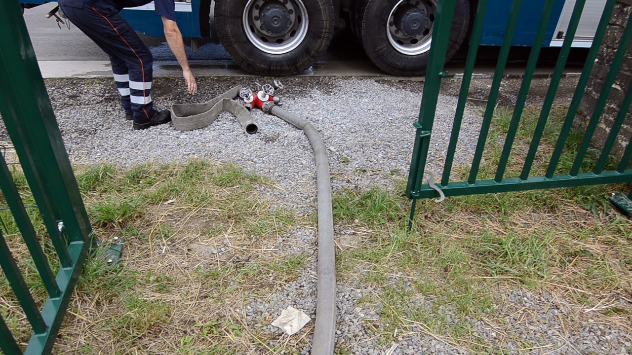 La protection civile de Crisnée envoie de l'eau dans le réservoir de la rue d'Atrin à Clavier