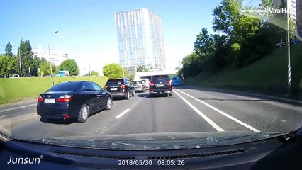 Alla vill hjälpa ankfamiljen över vägen