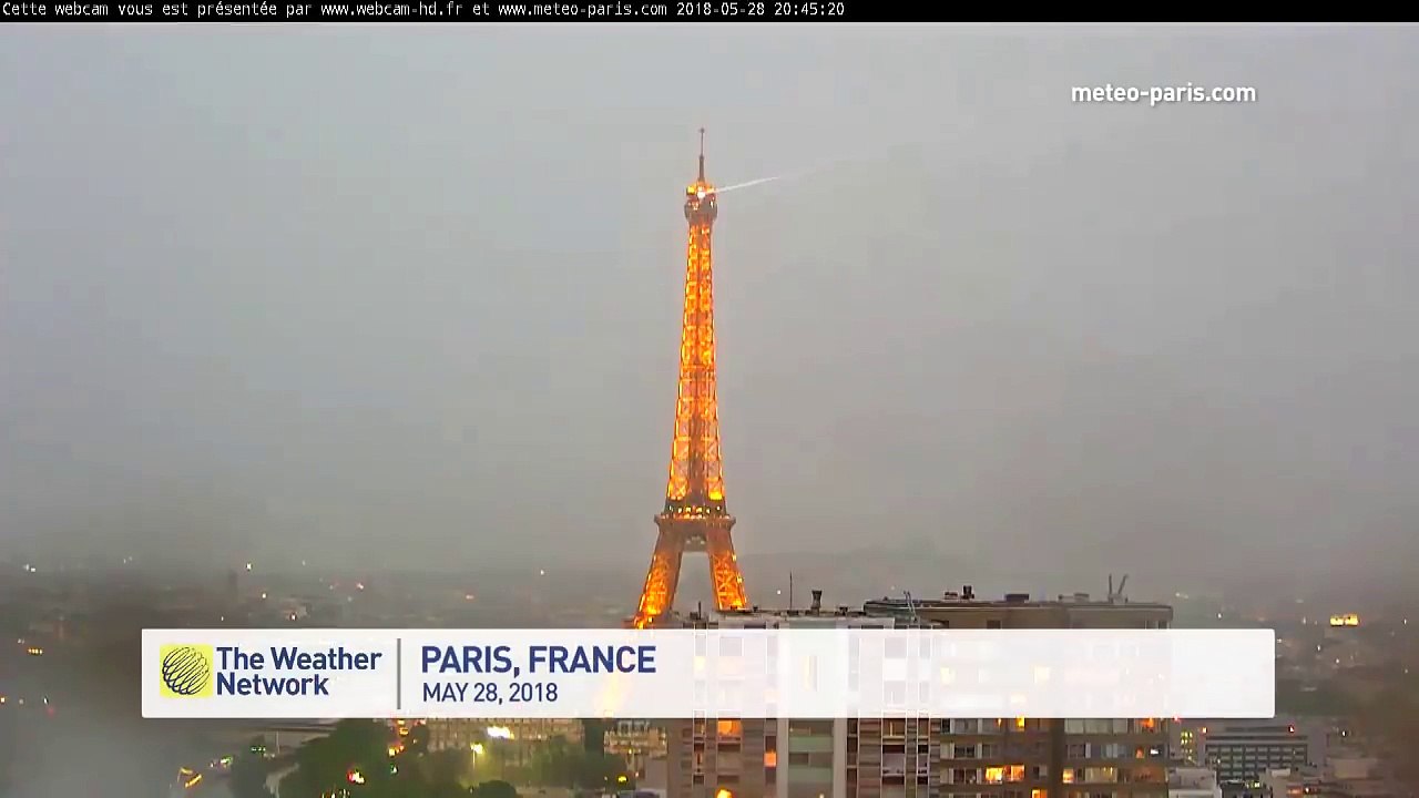 La tour eiffel foudroyée en plein orage à Paris !