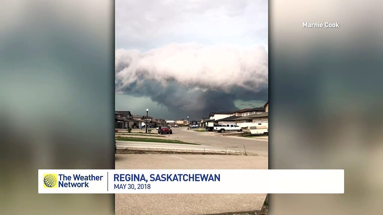 Effrayant ce nuage ressemble à un mur dans le ciel !