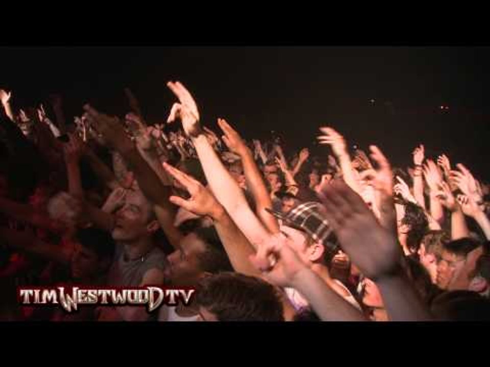 Tyler crowd surfs with broken leg! - Westwood