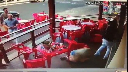 Mulher apanha marido com amante numa esplanada, e meteu «mãos à obra»