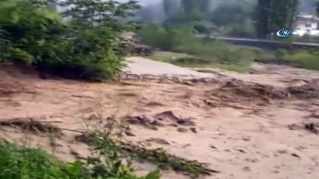 Yusufeli’de sağanak yağış sele neden oldu