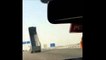 Ce chauffeur de camion oublie de baisser sa remorque sur l'autoroute et arrache tout sur son passage