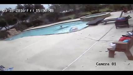Cette petite fille de 5 ans sauve sa mère en train de se noyer dans la piscine