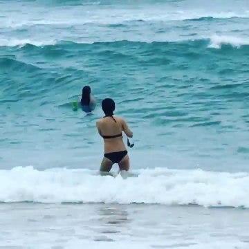 Elle se fait ravager par une vague et ça fait bien rire ces gens