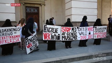 Danimarka'da burka ve peçe yasağı protesto edildi