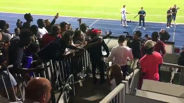 Sadio Mané a posé pour les fans au stade Josy-Barthel apres Luxembourg- Sénégal. @lessentiel LUXSEN @FootballSenegal