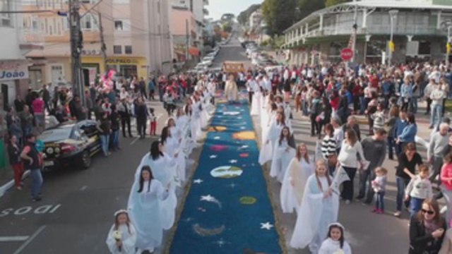 Coloridas alfombras de sal avivan el Corpus Christi en Brasil