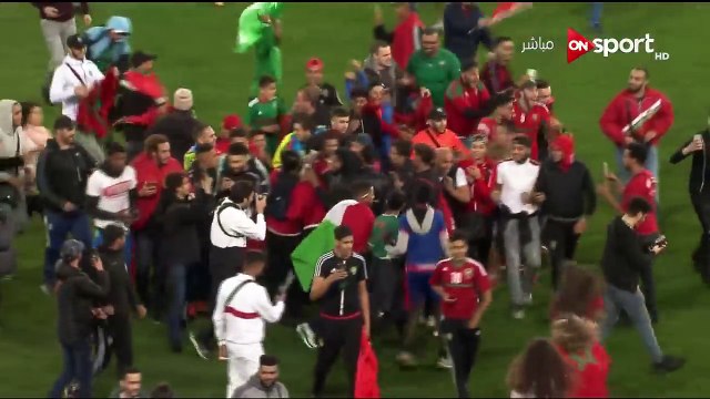 نزول الجماهير المغربية أرض الملعب عقب نهاية