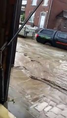 Descargar video: Belgique : Une voiture met une femme en colère pendant les inondations à Oreye !