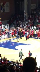 Curva del PalaFerraris di Casale Monferrato salutata dalla squadra in gara 2 vs Fortitudo