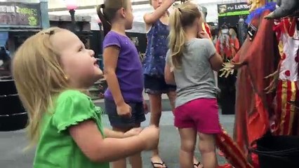 SPIRIT HALLOWEEN STORE TOUR!