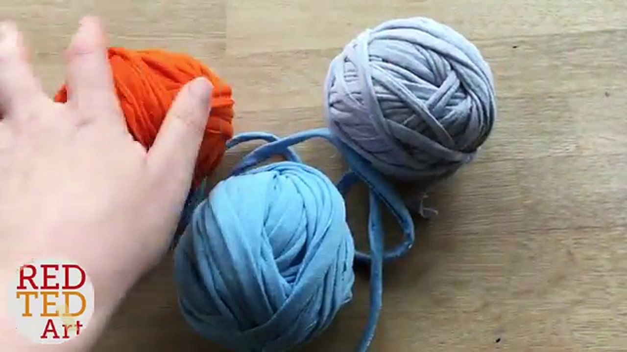 How to make T-Shirt Yarn (Easy Upcycle) - Great T-Shirt Yarn DIYs
