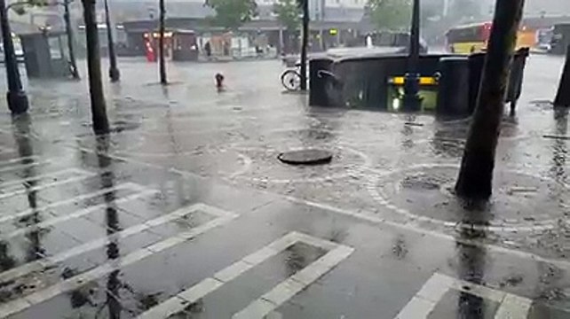 Quand une taque d’égouts danse sous la pluie à Liège