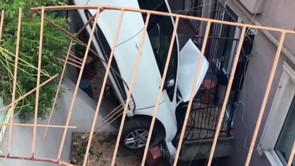 Otomobil apartman boşluğuna düştü - İSTANBUL