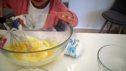 A 3 ANS, ELLE FAIT SON GÂTEAU D'ANNIVERSAIRE TOUTE SEULE ! 
