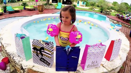 PÊCHE aux SURPRISES dans le JACUZZI pour Amantine  Démo Jouets