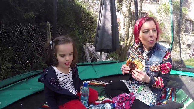 PIQUE-NIQUE sur LE TRAMPOLINE fait un Pique-nique fun en famille - Démo Jouets