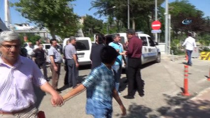 Gözaltına alınmak istenen şahıs polisin boğazına sarıldı