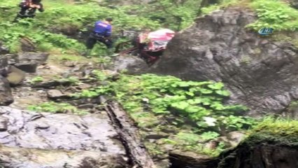 Dereye uçan araçtaki kayıp sürücü dün geceden bu yana aranıyo